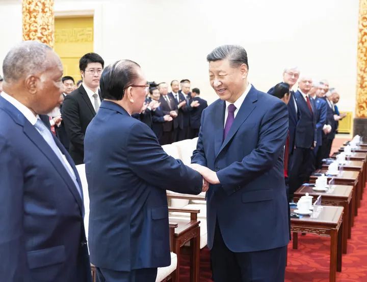 6月28日上午,和平共处五项原则发表70周年纪念大会在北京人民大会堂隆重举行。国家主席习近平出席纪念大会并发表题为《弘扬和平共处五项原则,携手构建人类命运共同体》的重要讲话。这是会前,习近平同与会嘉宾亲切交流。新华社记者 黄敬文摄