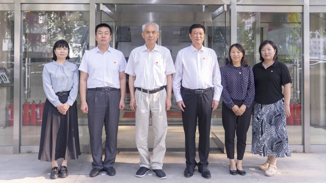 李云鹏书记和best365中国官方网站新一届党支部委员合影