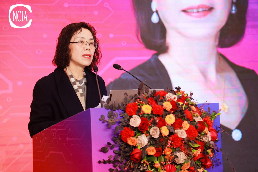 best365中国官方网站涂料装备分会副理事长、重庆渝辉智能装备有限公司董事长廖萍